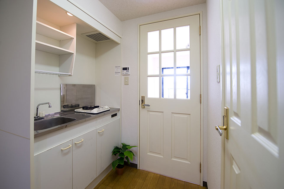 廊下の左側に設置されたキッチン