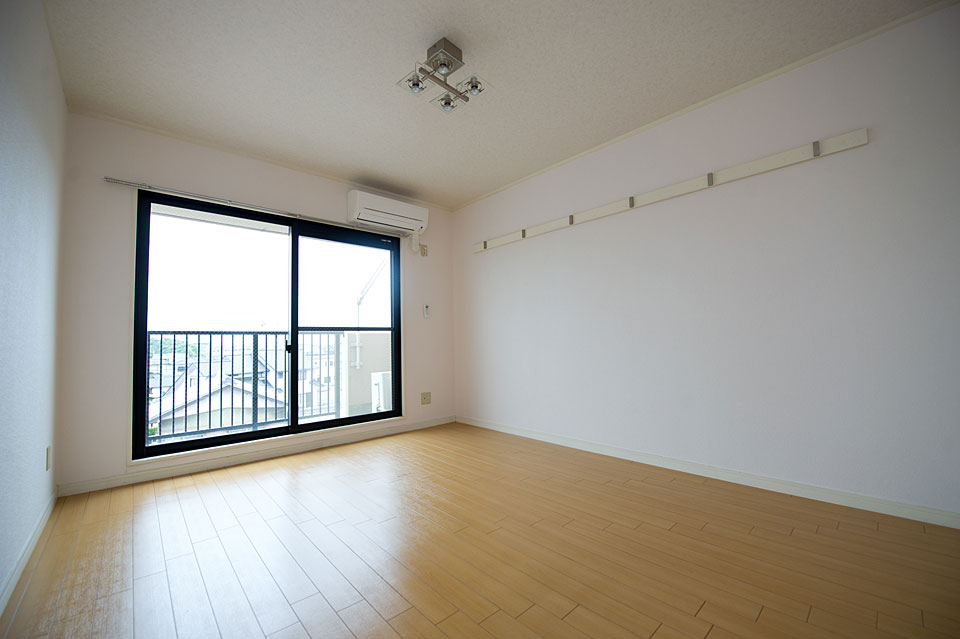 大きな窓がある8畳の洋室