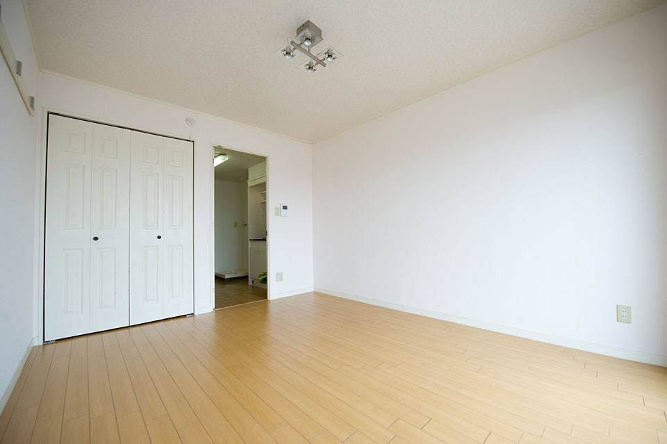 白を基調とした8畳の洋室