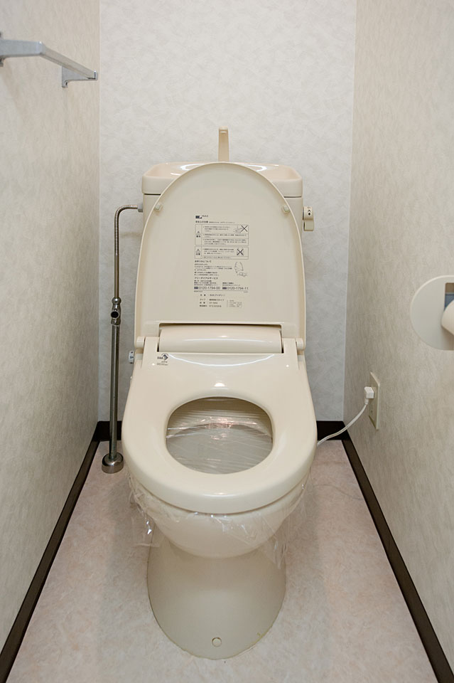 個室の洋式トイレ